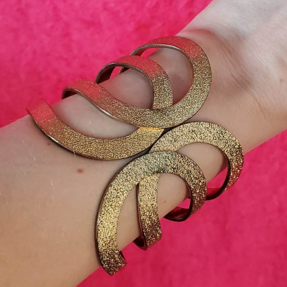Gold bangle bracelet - Picture 3 of 3